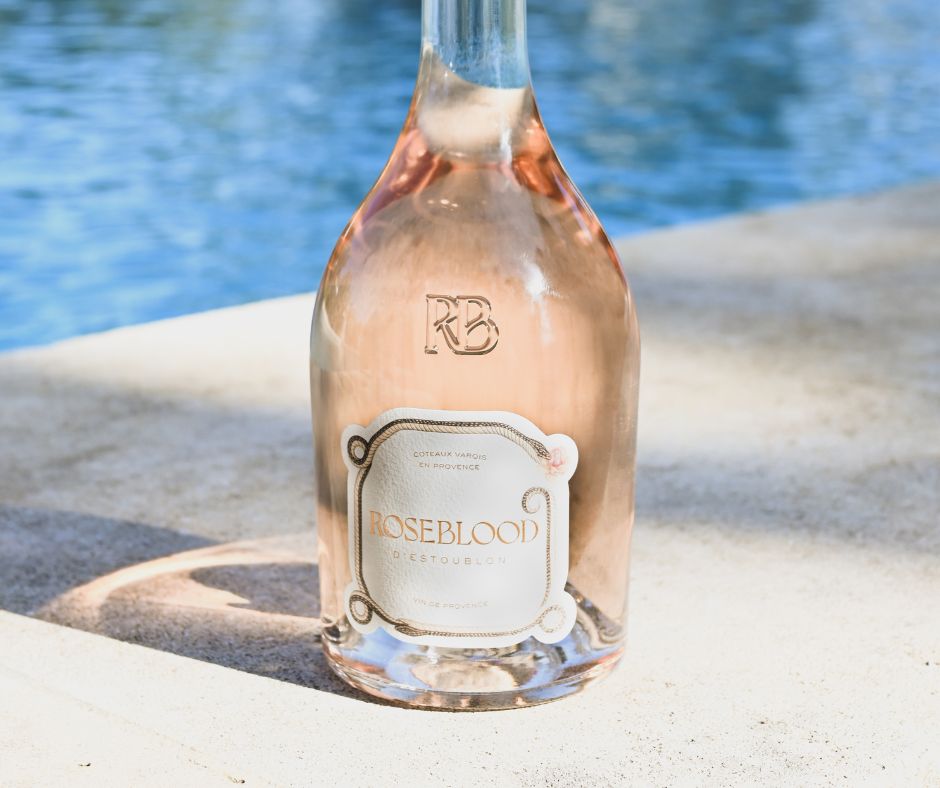 🌹 #Roseblood : quand le #ChâteaudEstoublon sublime la #Provence dans un flacon d'exception. Rosé aux notes florales, l'expression d'un terroir millénaire qui incarne l'art de vivre français. A découvrir : fcld.ly/roseblood_2024