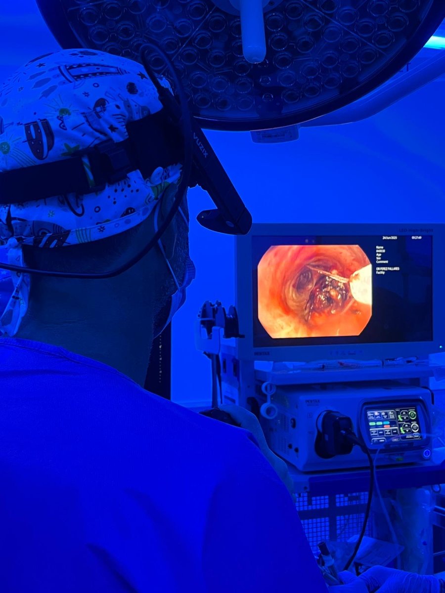 El hospital Santa Lucía aplica con éxito una técnica pionera en la Región para tratar el cáncer de pulmón.

El método utiliza calor para eliminar tumores de las vías respiratorias en pacientes con obstrucciones bronquiales severas.

Noticia: carm.es/web/pagina?IDC…