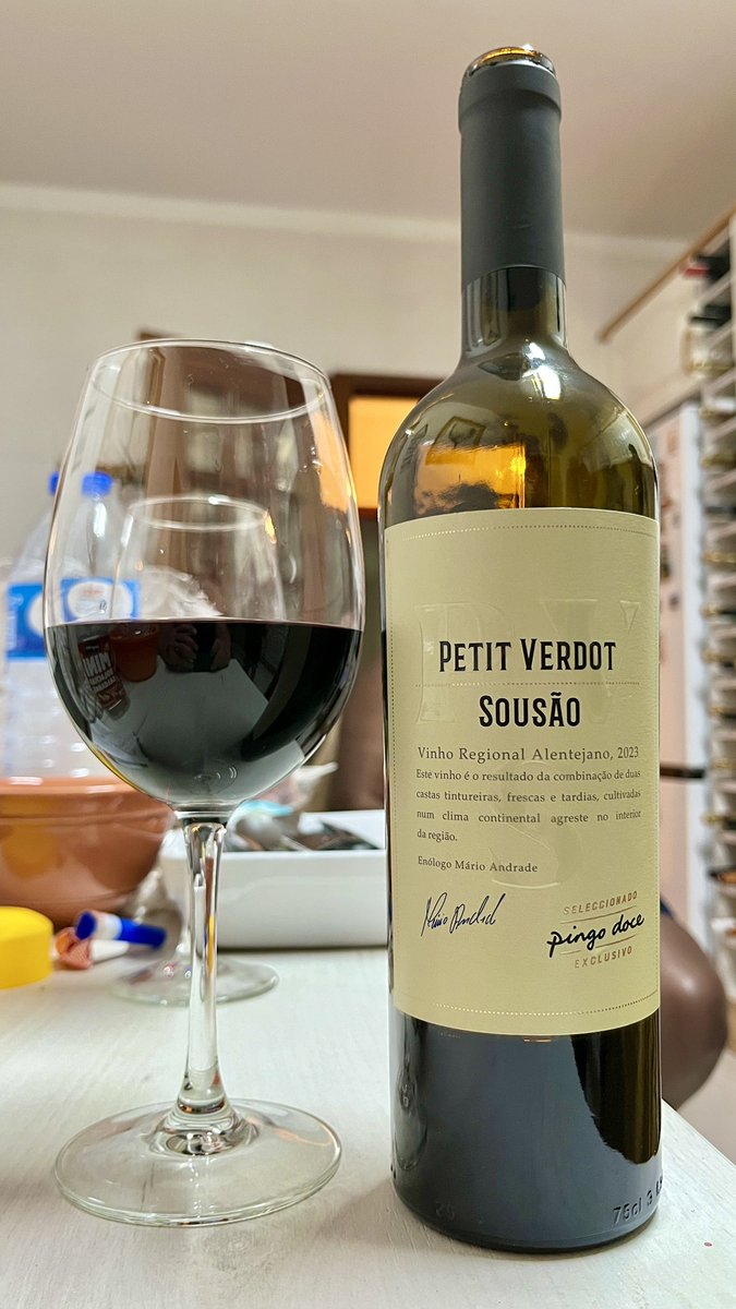 Pingo Doce
Petit Verdot &amp; Sousão
Tinto 2023
(Alentejo - Portugal)
31 Agosto 2024

Intense, bright violet color. On the nose, aromas of wild berries, black fruits, and toasted notes of coffee and vanilla. Very fresh in the mouth with a firm structure and a long, flavorful finish.
