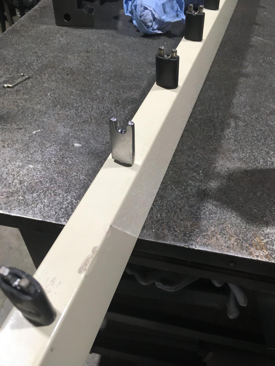 修理モノ

ヤマハ6000マリンバの桁ピン折れ。

この修理、非常に手がかかるので是非折らないように運搬時ご注意ください。

穴が少し大きくなるので既製品が使えず、ピンの下部を少し太めに削り出す必要があってとても時間がかかるのです😵‍💫

ん？既製品に溶接で肉盛って削れば良いのか・・・🤔😦😭