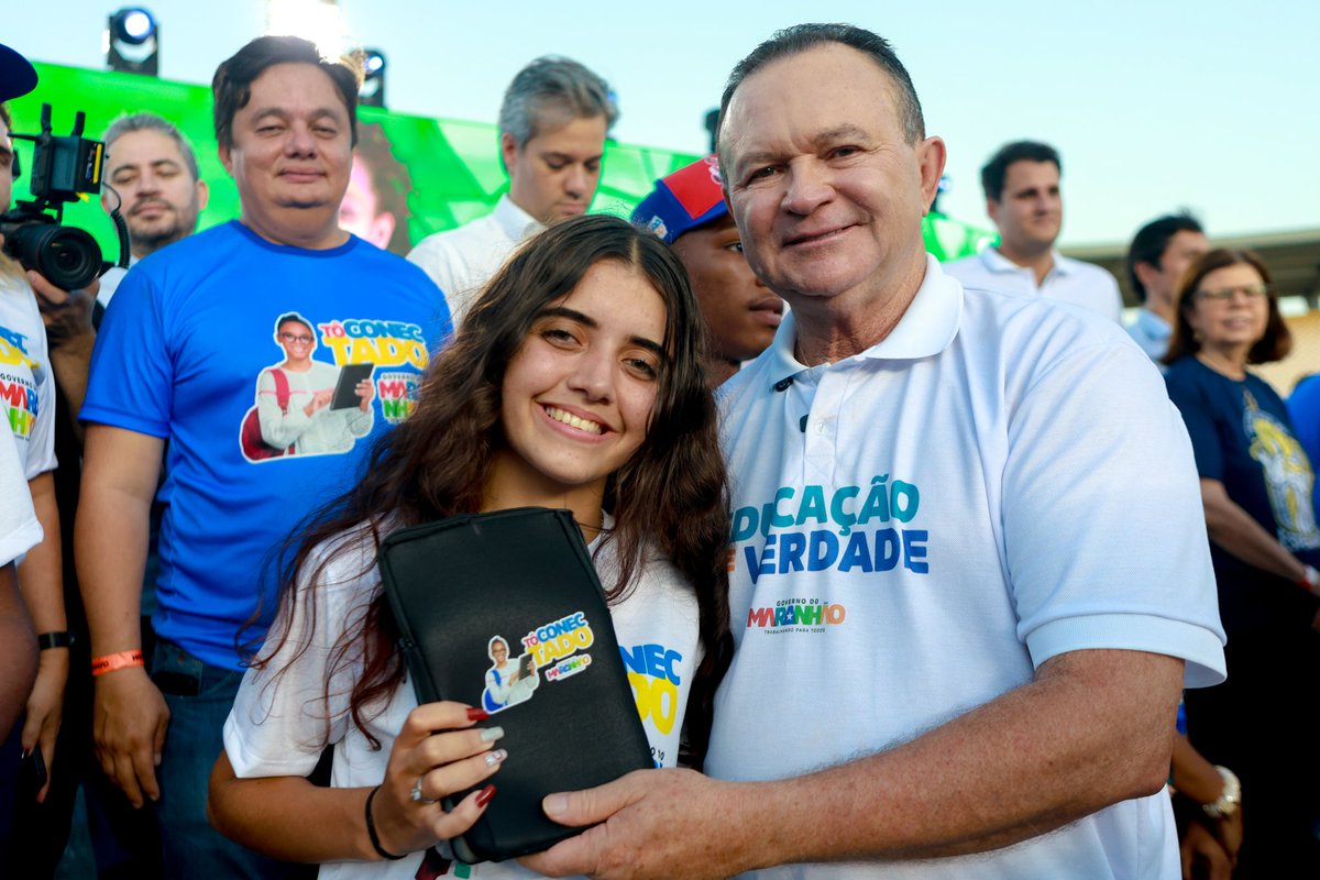 carlosbrandaoma's tweet photo. 🏟️ Bom demais ver o Castelão lotado com estudantes da nossa rede estadual 😎 E ainda vem mais: vamos entregar em torno de 30 mil chromebooks aos professores, colocando a educação do Maranhão na era digital 💻✨ https://t.co/EaES7yZEsL