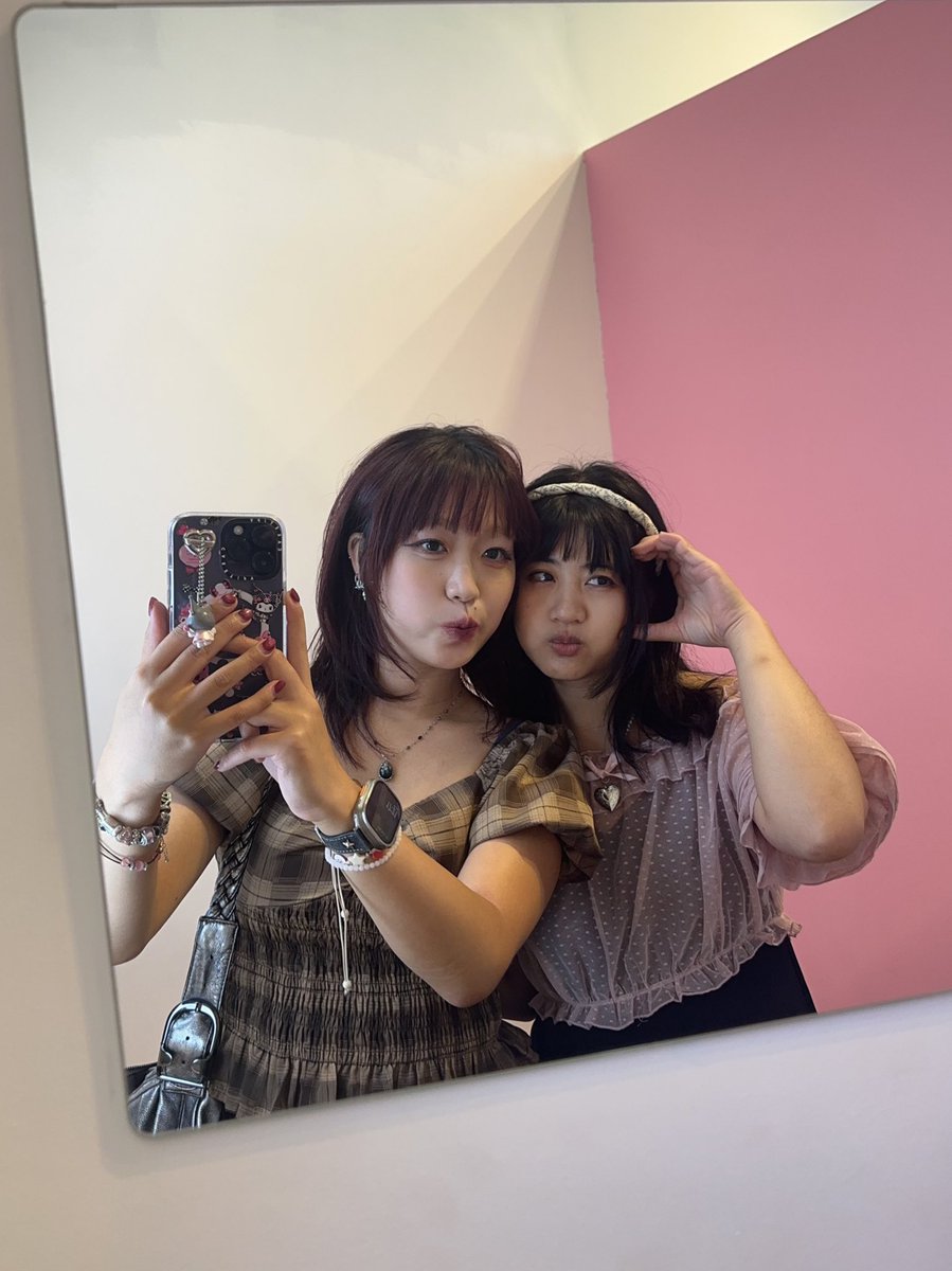 CRYlNTHERAIN's tweet photo. my chuu❤️❤️❤️❤️ #chuuves #notacouple #imnotgay #ignorehermosquitobite https://t.co/02goFs46ce