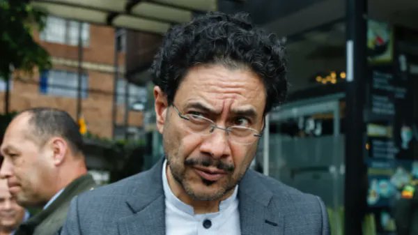 Cepeda será precandidato de la extrema izquierda.

Mérito: turistear en cárceles buscando testigos contra el presidente Uribe.
Referencia: Correos de Raúl Reyes.