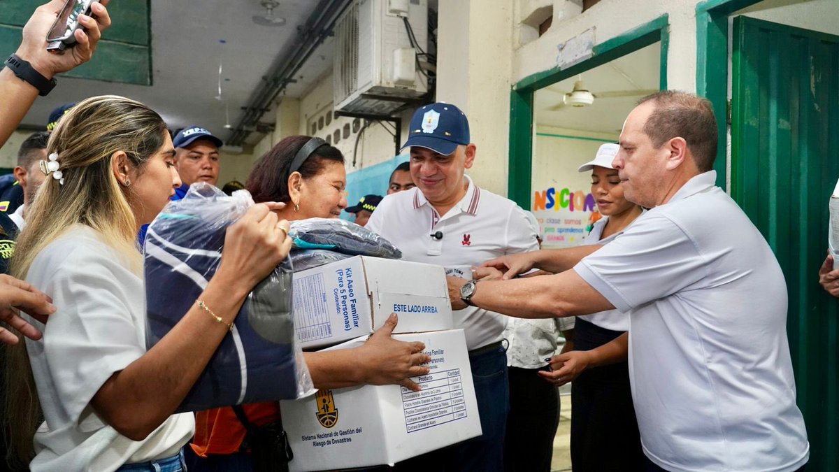 Hoy, 62 familias del sector de La Lucha recibieron un alivio en medio de la dificultad.

Desde la Alcaldía Distrital, a través de la Oficina para la Gestión del Riesgo y Cambio Climático, gestionamos estas ayudas con el Gobierno Nacional: kits de aseo, alimentos, elementos de