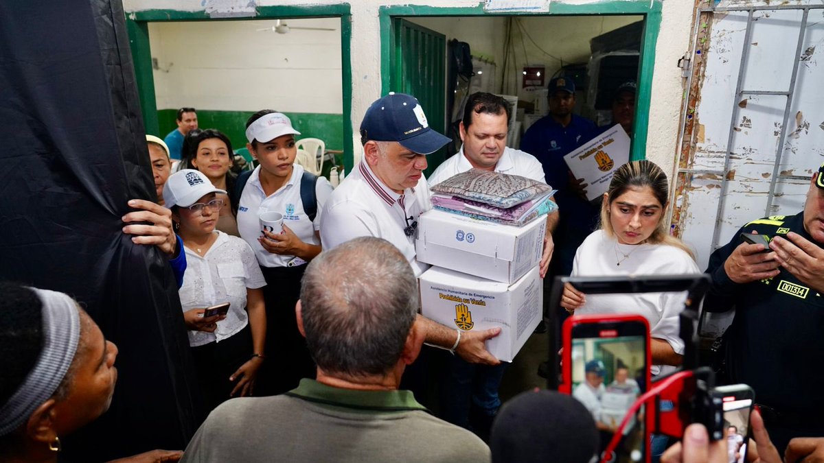 CarlosPinedoC's tweet photo. Hoy, 62 familias del sector de La Lucha recibieron un alivio en medio de la dificultad.

Desde la Alcaldía Distrital, a través de la Oficina para la Gestión del Riesgo y Cambio Climático, gestionamos estas ayudas con el Gobierno Nacional: kits de aseo, alimentos, elementos de cocina, colchonetas y sábanas, que hoy entregamos a nuestra gente.

Este es un trabajo que no se detiene, porque seguimos acompañando a los más de 54 barrios afectados por la ola invernal.

¡Vamos pa’ lante mi gente, que no están solos!🤝

#SantaMartaNosUne