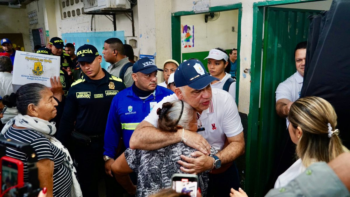 CarlosPinedoC's tweet photo. Hoy, 62 familias del sector de La Lucha recibieron un alivio en medio de la dificultad.

Desde la Alcaldía Distrital, a través de la Oficina para la Gestión del Riesgo y Cambio Climático, gestionamos estas ayudas con el Gobierno Nacional: kits de aseo, alimentos, elementos de cocina, colchonetas y sábanas, que hoy entregamos a nuestra gente.

Este es un trabajo que no se detiene, porque seguimos acompañando a los más de 54 barrios afectados por la ola invernal.

¡Vamos pa’ lante mi gente, que no están solos!🤝

#SantaMartaNosUne