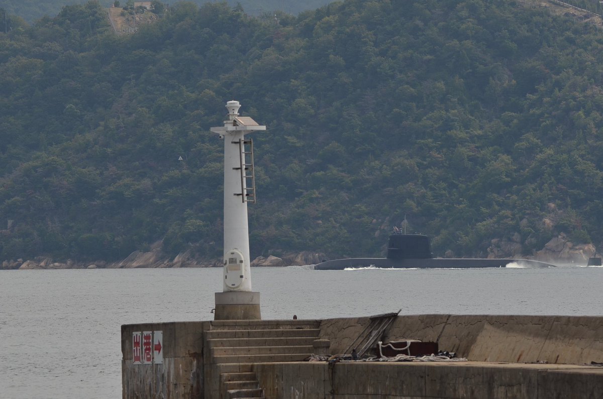 d50140123266's tweet photo. 鯨のお散歩(2隻目)
朝から動いている潜水艦2隻も見れました
#JMSDF_SBF 
#潜水艦
#呉基地
#JMSDF_PAO 
#海上自衛隊 https://t.co/7E683DN8yc