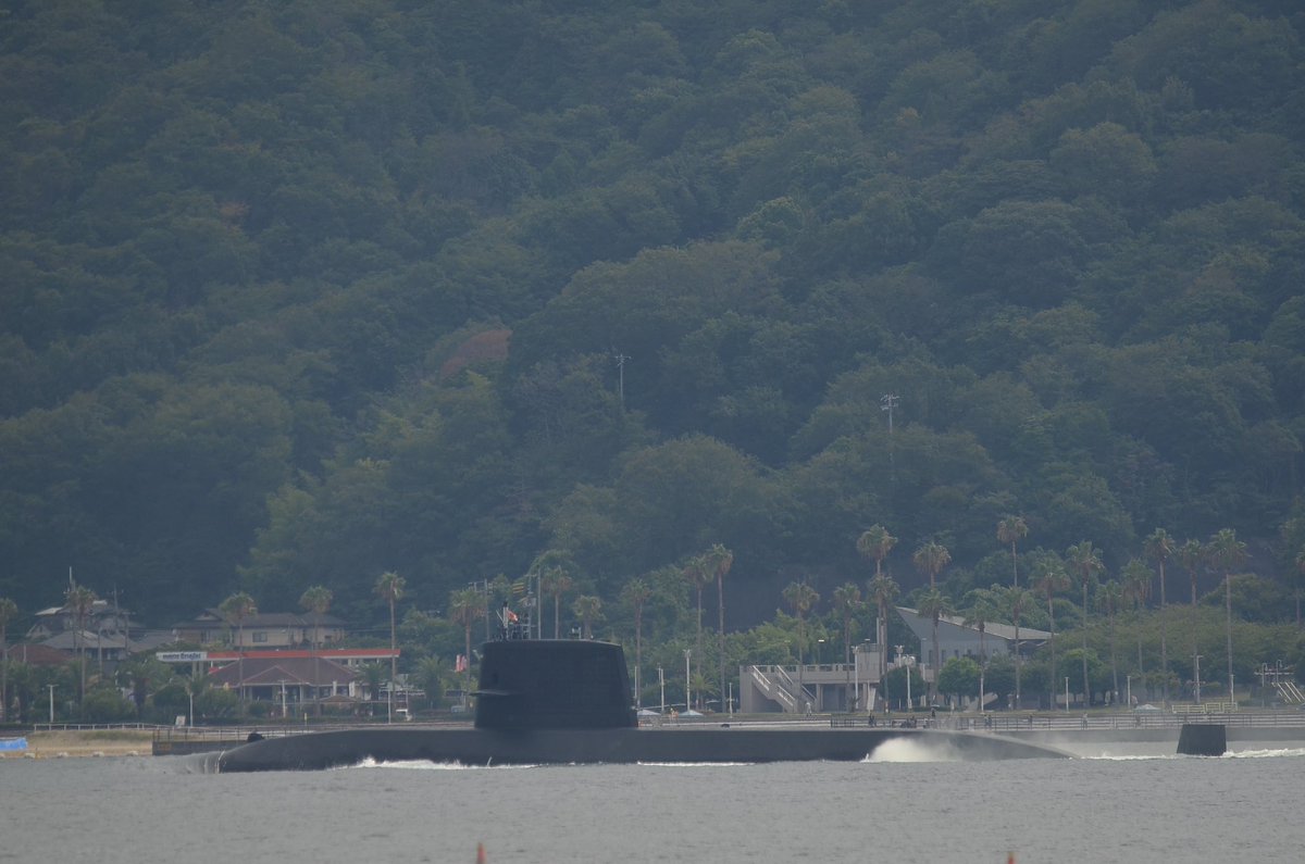 d50140123266's tweet photo. 鯨のお散歩(2隻目)
朝から動いている潜水艦2隻も見れました
#JMSDF_SBF 
#潜水艦
#呉基地
#JMSDF_PAO 
#海上自衛隊 https://t.co/7E683DN8yc