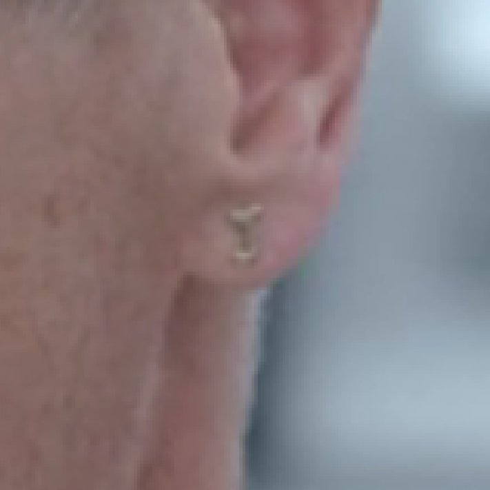 so just realized nurse jesse van horn's earring is actually a tiny little "J" much to think about