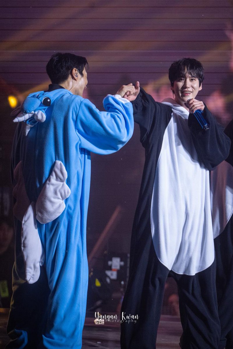Conny407203's tweet photo. The beauty of this photo 😫💖 vs the adorableness of the video from the other side view 🥹✨

My WonKyu helpppppp!!!!😫😭

Cr to the owner
@siwonchoi @GaemGyu #Siwon #Kyuhyun #WonKyu #슈퍼주니어 #SUPERJUNIOR #SUPERSHOW #SUPERSHOW10 #20th_Anniversary_TOUR #SS10inSeoul_Day1 https://t.co/Pkpfc91WbN