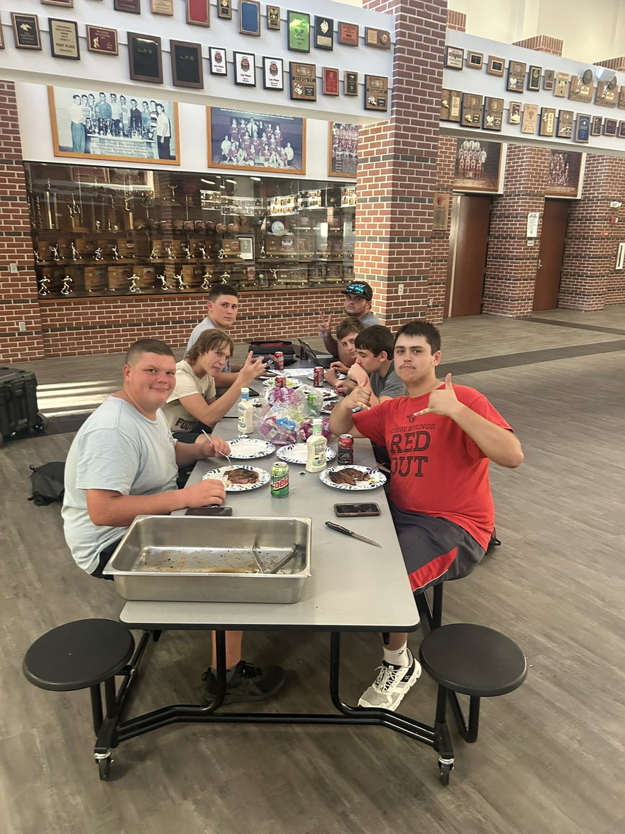 SingleWingFB's tweet photo. Winners of the group challenges enjoyed a Ribeye Steak dinner for 1st place &amp; a Pizza dinner for 2nd place!
Thank you Hired Man’s Grocery and Grill and Gambino’s Pizza for your support! https://t.co/RA7RpAjfTR