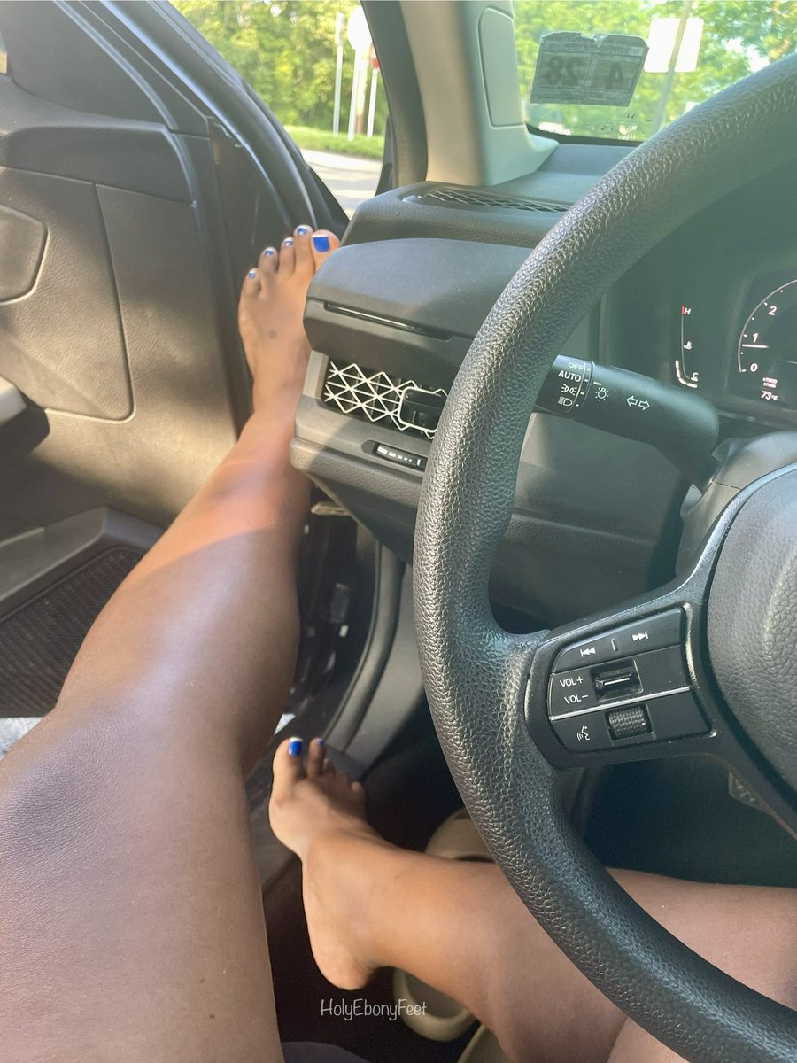 HolyEbonyFeet's tweet photo. This blue French is givinggg 💙🌀

So sad it’s time for a polish change 😩 
Which one of you are funding the next one ? Ready set GO https://t.co/rPyppArUH3 

#feetfetish #findom #whalesub #ebony https://t.co/agdFKiexNe