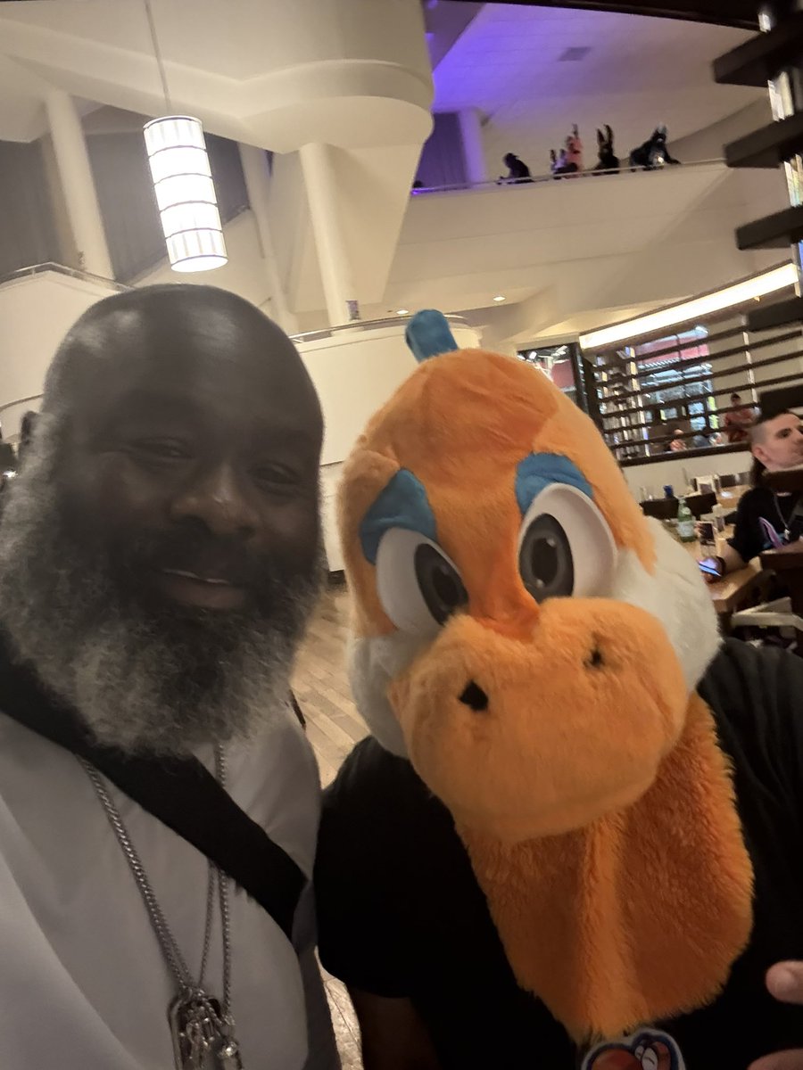 Bighugh53's tweet photo. Making friends! I love real people!! https://t.co/dCutnZOHYJ