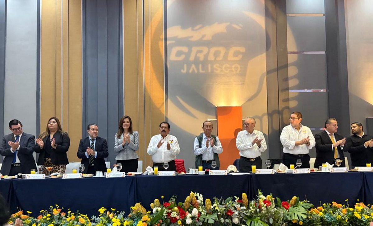 Emmanuel_Ibarra's tweet photo. Enhorabuena a la Federación Sindical 12 de Agosto - CROC Jalisco, por su primer aniversario de existencia. Fue un honor acompañar a su líder Arturo Morones y al líder nacional de la CROC @IsaiasGCroc en este evento, en representación de @PresidenteCCGdl https://t.co/T0Dv6GR3pP
