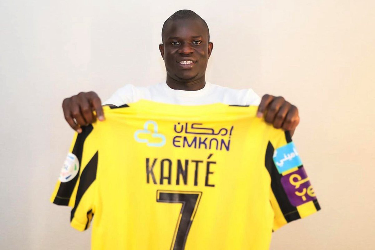 الي يبغى كانتي يطلع هذا حمار كروياا 
كانتي يعطيك بالملعب افضل من الي أعمارهم 24و26 افضل محور بالعالم اتمنى يعتزل بالاتحاد رئه الاتحاد الثالثه حبه البركه
لاعجب لفريق يتصدر ان كان يملك كانتي