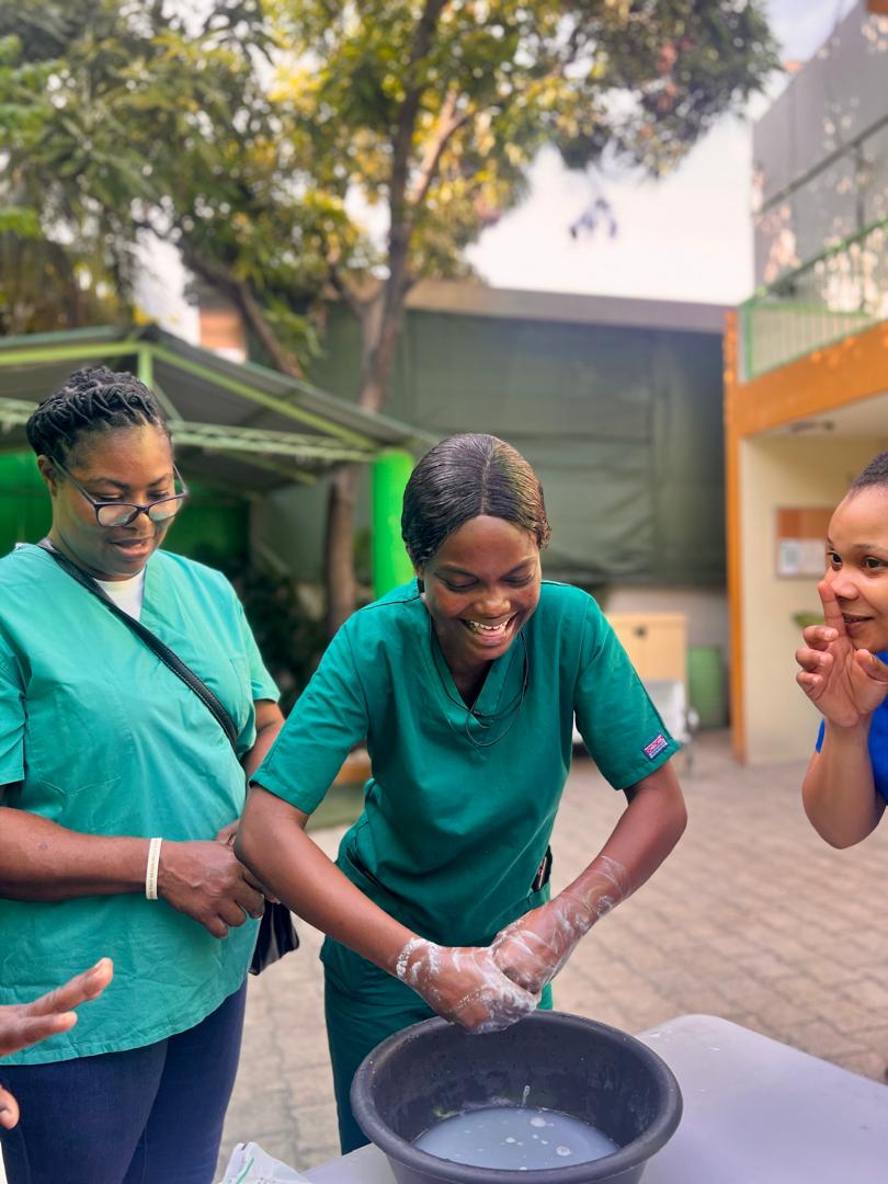 EdeSecours's tweet photo. EDE Secours renforce les capacités de nos infirmiers en organisant, aujourd'hui, une séance de formation intensive sur les techniques et les pratiques de soins en situation d'urgence. L'objectif est d'améliorer leur réactivité et leur efficacité face aux situations d'urgence. https://t.co/XrYwrCBVaT