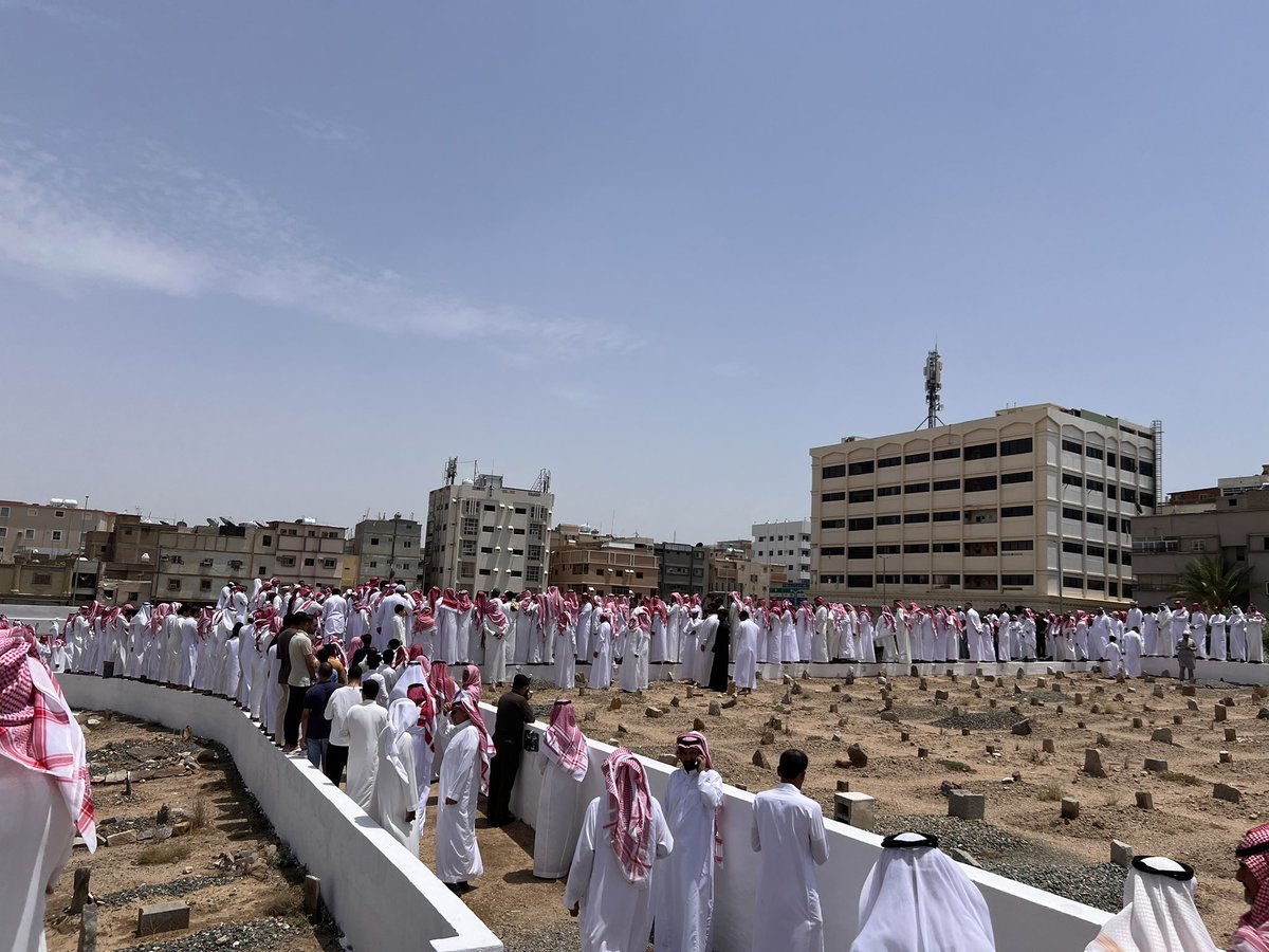 m_maladwani's tweet photo. #مساء_حزين سيبقى محفورًا في ذاكرة #الطائف، شيّعت فيه المحافظة ابنتها الشابة #وضحى_بنت_عزيز_الفهمي، التي ارتقت روحها الطاهرة متأثرة بإصابتها البليغة في حادثة #لعبة_الموت بمنتزه الجبل الأخضر، كانت فاجعة أبكت القلوب، وأدمعت العيون، وألبست الطائف ثوب الحزن، رجال ونساء، صغار وكبار،
وفي مشهد وداع مهيب، تجلّت الإنسانية في أسمى صورها، حين جسّدها أميرها المحبوب 
سمو الأمير #سعود_بن_نهار محافظ الطائف، الذي لم يقف على الحادثة بصفته مسؤولًا فحسب، بل بروح الأب الحنون، والابن البار لهذه المحافظة 
وأهلها ، فمنذ اللحظة الأولى كان حاضرًا في موقع الحادث، وزار وضحى وشقيقتها في المستشفى، وتابع حالتهما ساعةً بساعة، حتى أنه أشرف بنفسه على نقلها إلى الرياض، وظل قريبًا من أسرتها حتى اللحظات الأخيرة،
ثم عاد ليشارك اسرتها المكلومة في مصابهم، فحضر إلى مسجد عبدالله بن العباس رضي الله عنهما ليصلي عليها ويدعو لها، ويحمل نعشها بيديه مع المشيعين، ويسير بخطوات يعلوها الحزن حتى مثواها الأخير، ثم يقف عند قبرها داعيًا لها بالرحمة والمغفرة، بعد ذلك يقف متواضعًا في صف العزاء إلى جانب والدها وإخوتها وأقاربها يتلقى التعازي والمواساة وكأنها إحدى بناته، وهي في قلبه كذلك،
صورة إنسانية نادرة، ستظل شاهدًا خالدًا على مروءة أمير ووفاء مسؤول، وموقفًا يكتبه التاريخ بمداد الرحمة والإنسانية، لهذا #الجبل_الأشم الذي لا نملك في حقه إلا الدعاء له، أن يجبر الله خاطره وقلبه كما جبر بخاطر هذه الأسرة المكلومة ، وشاركهم مصابهم، والشكر والدعاء لدولتنا الرشيدة ولقيادتنا المخلصة،🇸🇦

رحلت #وضحى_الفهمي، لكن ذكراها باقية، وصدى الفاجعة سيظل شاهدًا على قسوة اللحظة، وعلى حزنٍ لفّ مدينة بأكملها ،
نسأل الله أن يغمر روحها بواسع رحمته، ويجعل قبرها روضة من رياض الجنة، وأن يلهم والديها وذويها الصبر والسلوان، ويشفي شقيقتها حنان شفاءً تامًا، وأن يبارك لنا في أميرنا وذخرنا 
سمو الأمير @SNSA80 ، الذي خطّ بمواقفه درسًا خالدًا في النُبل والإنسانية والتلاحم مع أهالي الطائف في أصعب المواقف وفي  أسوأ الظروف، وشاركهم في أفراحهم  وأتراحهم . 
@gov_taif 
#الطائف_الآن