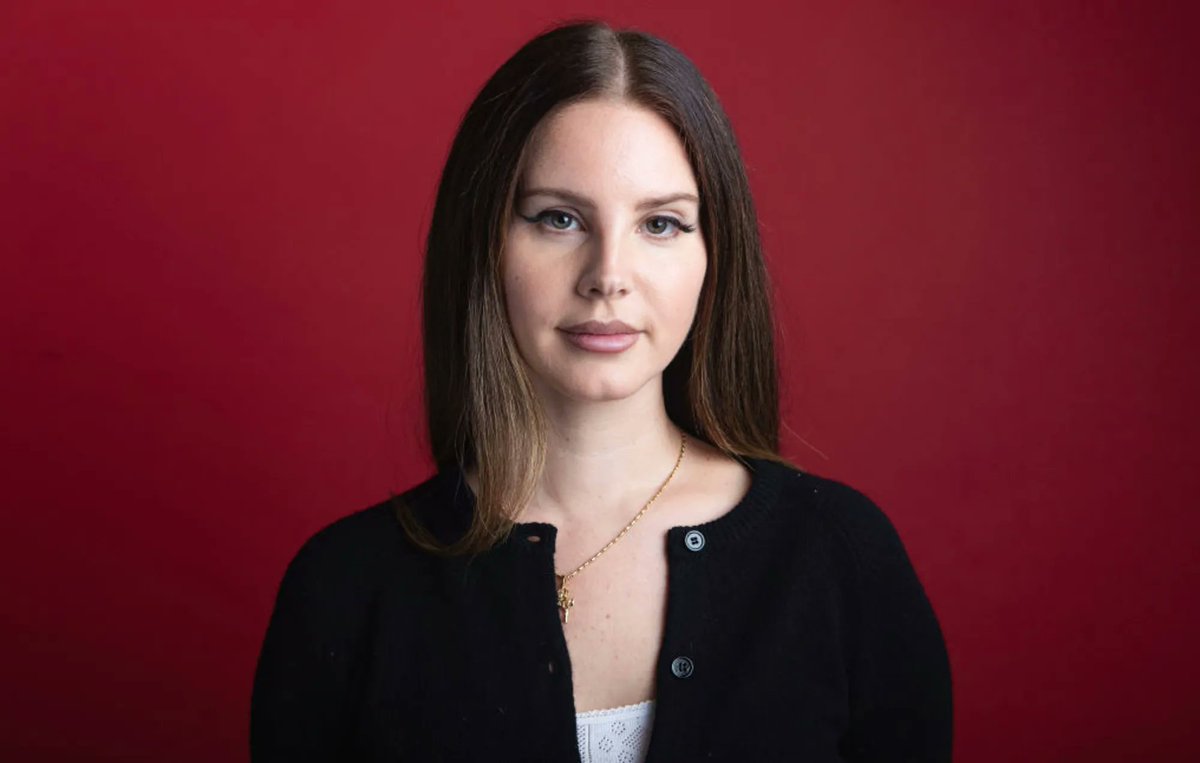 updatecultura's tweet photo. Lana Del Rey agora tem a MAIOR ARRECADAÇÃO FEMININA do Aviva Stadium, na Irlanda, com mais de 8,4 MILHÕES DE DÓLARES em faturamento. https://t.co/ESQ6XcocFb