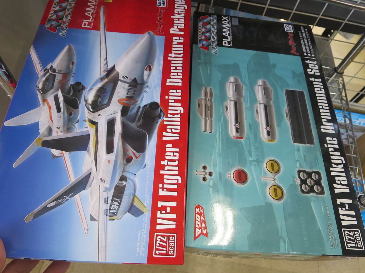 柿崎ファンの方！（？）お待たせしました！
柿崎仕様もつくれる
PLAMAXバルキリーデカルチャーパッケージ入荷です。武器セットもうれしい新登場！