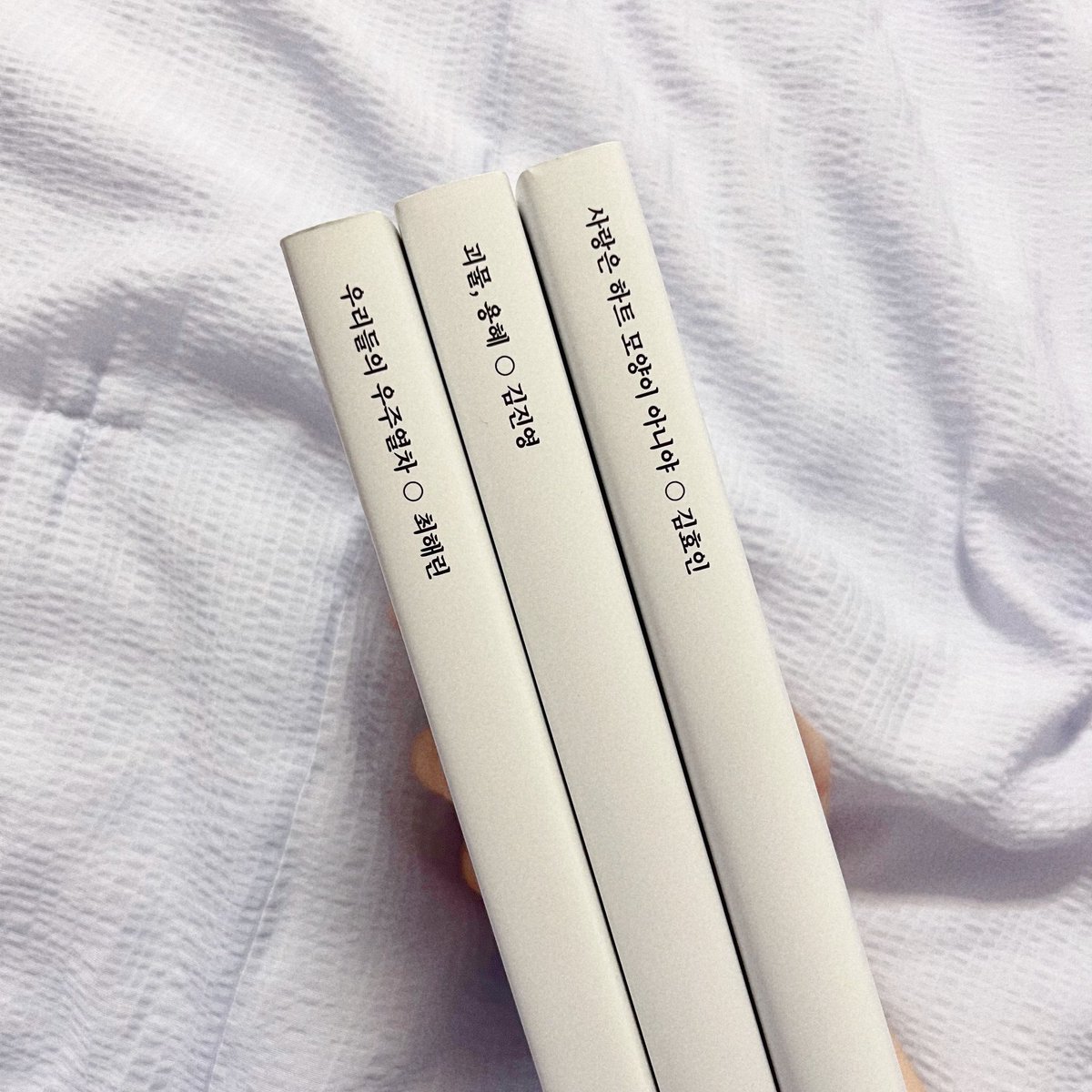 _somuch_blue's tweet photo. 예?
책들이 이렇게 재밌고 술술읽히면 독서입문하는 소녀들 1억나명 늘어나죠 앉아서 시간가는줄모름 어떡할거임 https://t.co/RZ4UN8GDoc