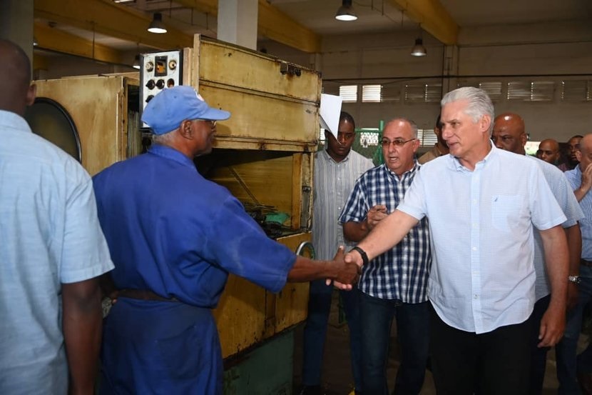 Este viernes en la mañana el Primer Secretario del Comité Central del Partido Comunista de Cuba y Presidente de la República, Miguel Díaz-Canel Bermúdez, visitó el municipio de Santa Clara en la provincia de Villa Clara  #Cuba #PCC pcc.cu/los-triunfos-s…