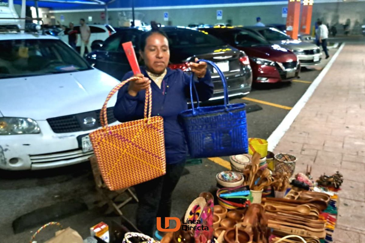 linea_directa's tweet photo. “Necesito para la inscripción📄”: Alicia 👩🏽 vende y cambia artesanías 🧺🎨🖌️ por útiles escolares 📚 en Mazatlán 🌴

Fotos: Laura Galván https://t.co/t4dvchx5AV