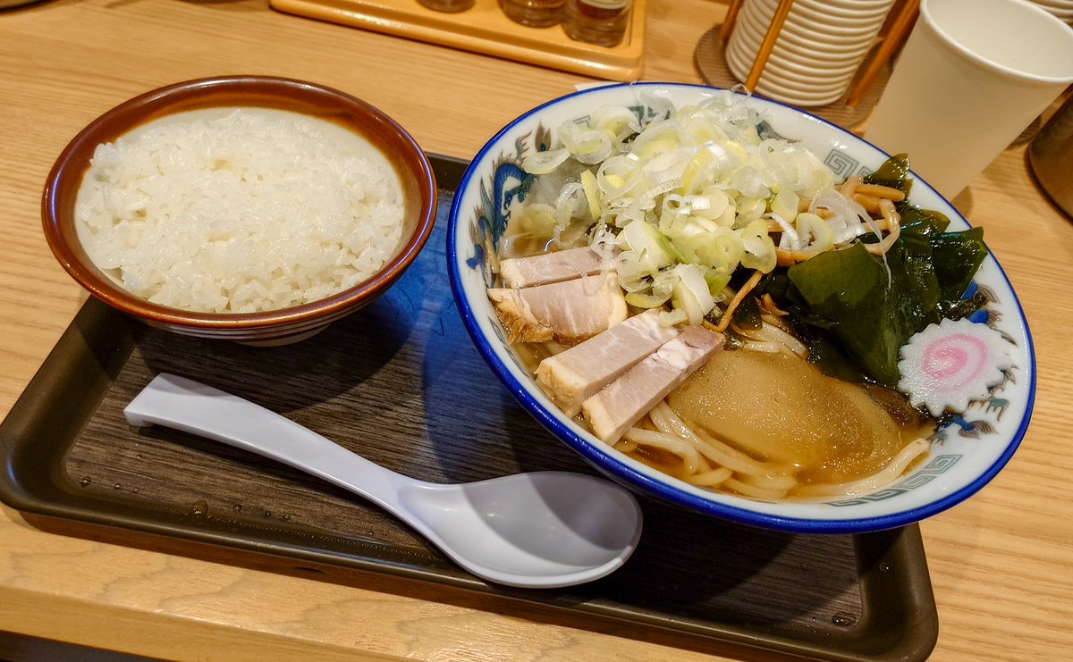 senia_ange's tweet photo. 赤羽 #舎鈴 鳴門わかめ冷かけ+ライス

夏らしく冷たくさっぱり食べられる一杯。
わかめの濃厚さに、コシのある麺がたまりません。

〆には冷やし茶漬け。
卓上の梅フレークをかけて食べると、美味しすぎて悶絶します。 https://t.co/yAoT1CVCPP