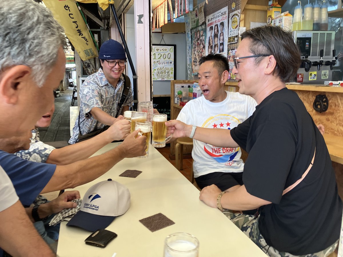 栄町からチバリヨー沖尚⚾️

那覇市の栄町にある「蓮華」には23日午前10時前から続々とお客さんが集まり、試合開始を待ちわびています。沖縄尚学の優勝を願って、2回、3回乾杯しています。

▼【イニング速報します】#沖縄尚学 vs #日大三 は午前10時に開始予定
okinawatimes.co.jp/articles/-/165…