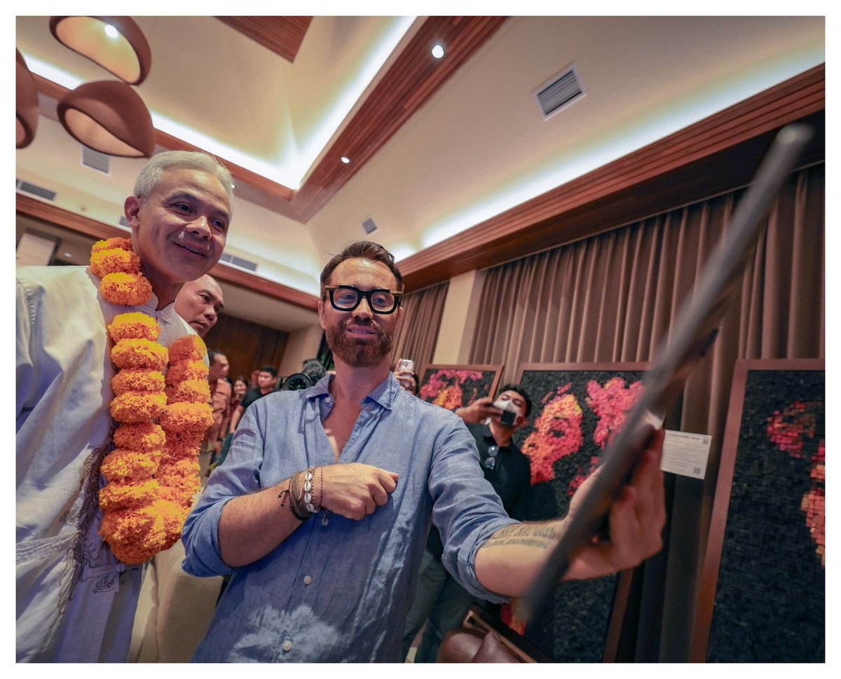 Ketika bumi bernafas, budaya ikut menari. Inilah semangat yang diusung duo seniman, Michael dan Untoro dengan menggelar pameran seni berjudul The Art of Harmony Living Earth, Living Culture di The Luc di Canggu, Bali.

Lewat seni, keduanya ingin mengajak kita lebih menghargai dan