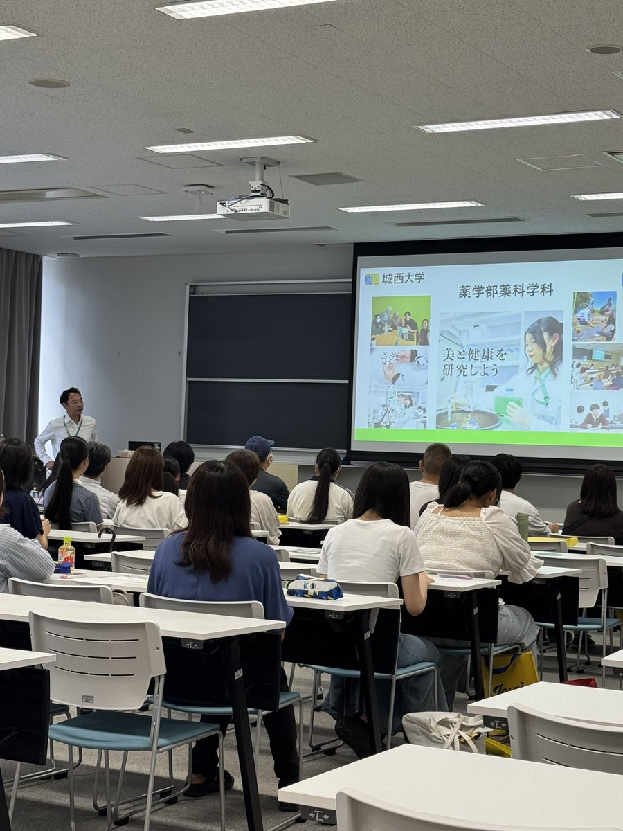 JU_LNP2015's tweet photo. 今日のオープンキャンパスの #薬科学科 の説明は学科主任自らご担当です。

暑い中沢山のご来場ありがとうございます

研究室の様子も見学できます

#美と健康の健康をしよう 
#城西大学
#薬学部 https://t.co/QOI7p6iqAj