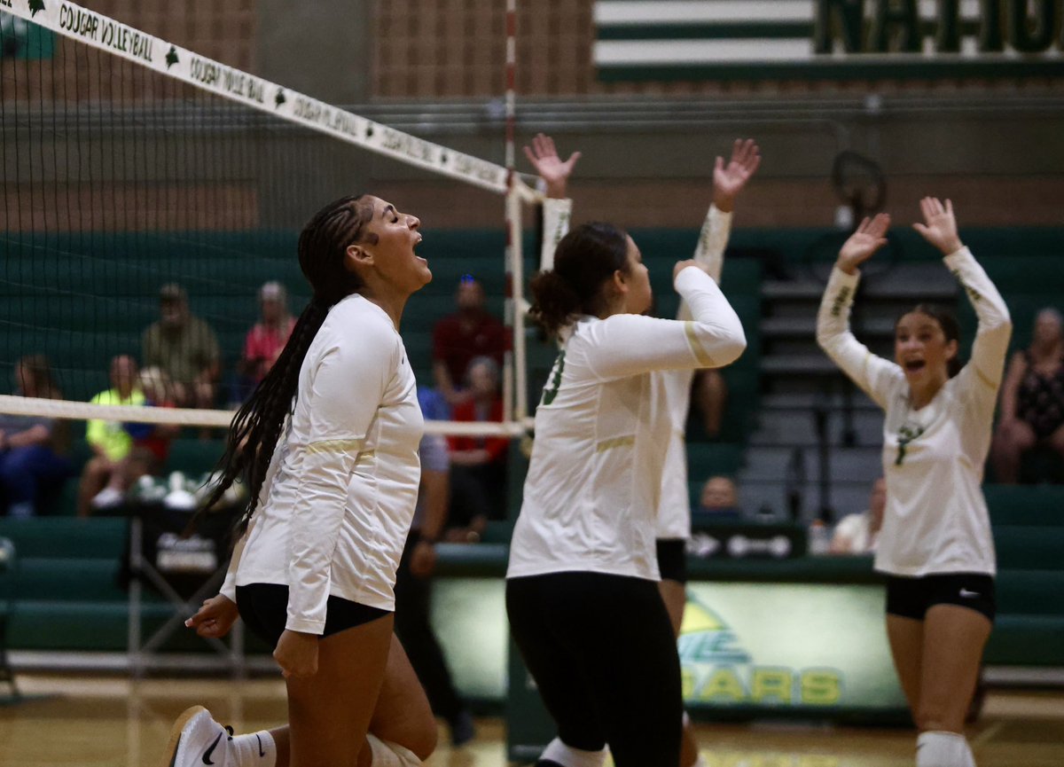 kaceyyraee's tweet image. ‘Tis the ✨season✨ —@ColeCougarFBall &amp;amp; @RGC_VB are starting off the 25-26 year strong! 💚💛🐾 Good luck, Cougars!! #GY6 

More 📸 : …zinsmeyerphotography.zenfoliosite.com/portfolio/rgc-…