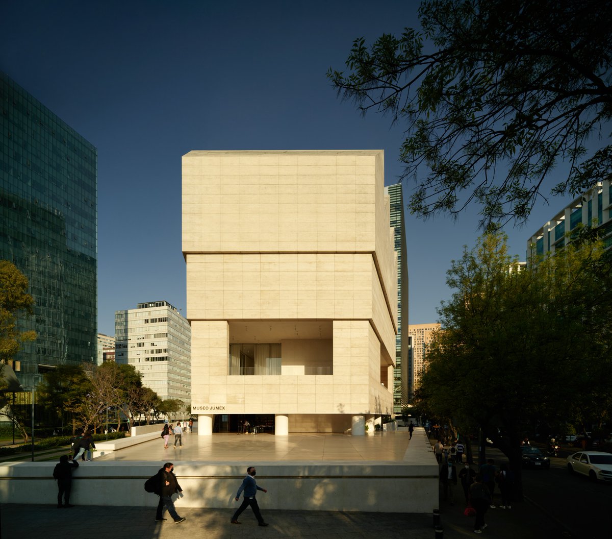 FundacionJumex's tweet photo. La fachada del #MuseoJumex, diseñada por #DavidChipperfield, impresiona con su apariencia monolítica. El mármol travertino y el vidrio se funden en un diseño minimalista que evoca fuerza y elegancia. https://t.co/Njsf7jKL17