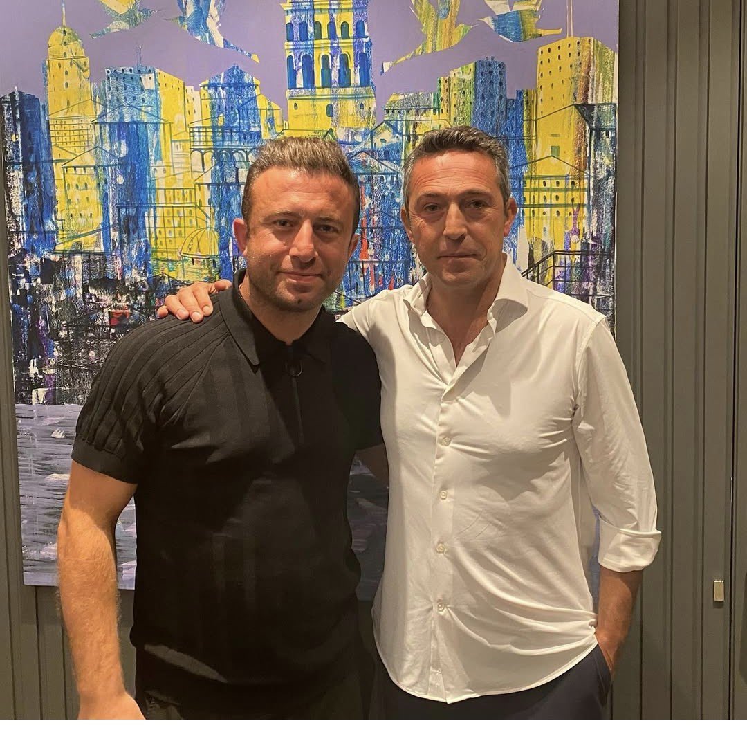 Bu Barışın menejeri bu mu arkadaşlar . Bu barış Galatasaray’a çekilen operasyonu göremeyecek ergen zekasına mı sahip ? Galatasaray’a  Fenerbahçeli bir menejer tarafından posta konuyor . Bu yerde kalmamalı #barisalperyilmaz