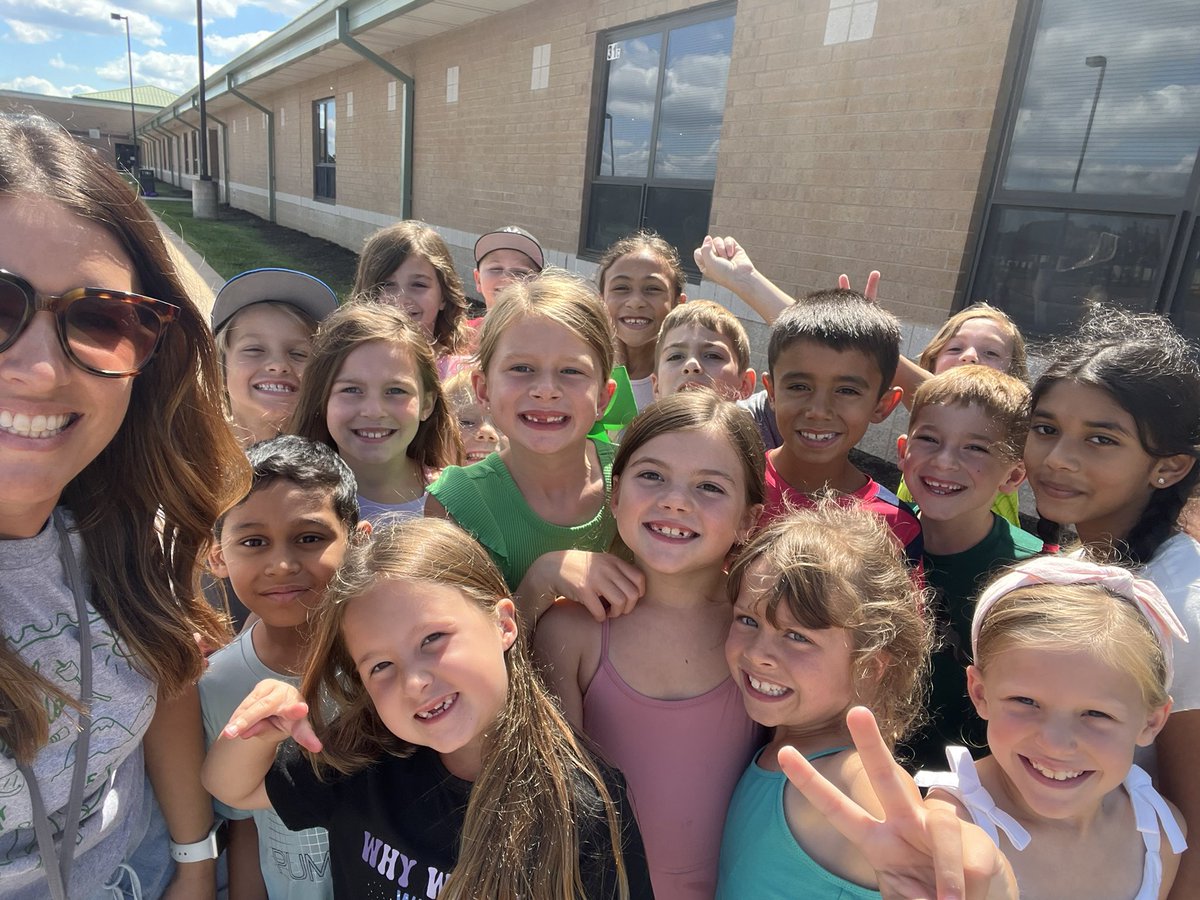 Mrs. Smith (@duesmith2nd) on Twitter photo A Friday selfie to celebrate this awesome class and finishing our first week together!! πππ«Ά <a href="/DUE_Principal/">Dr. Alicia Hooton</a> A Friday selfie to celebrate this awesome class and finishing our first week together!! πππ«Ά <a href="/DUE_Principal/">Dr. Alicia Hooton</a>