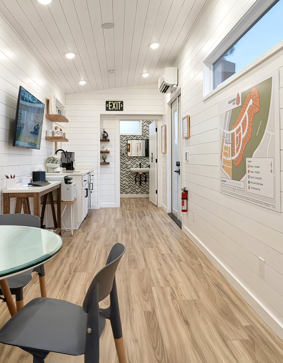 TinyHeirloom's tweet image. Have mobile office needs?
This gorgeous mobile realty office was designed, built, and delivered in record time! ⚡️

Call, DM, Email, or visit our website at TinyHeirloom.com 

#tinyhome #tinyhouse #mobileoffice #office #commercialoffice