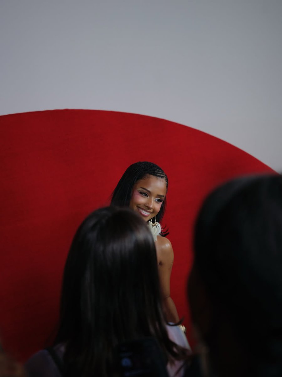 InfoTylabrasil's tweet photo. Tyla concedendo uma entrevista para Marie Clare 🤍 #HMBrasil 

📸: @eyeattracti0n https://t.co/pZCfScLoZn