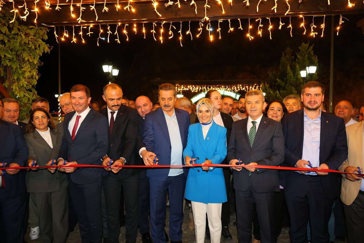 📍 Ardanuç Belediyesi Sosyal Tesisleri

Aile ve Sosyal Hizmetler Bakanımız Sayın Mahinur Özdemir Göktaş, Milletvekilimiz Sayın Faruk Çelik ve protokol üyelerimizle birlikte Ardanuç Belediyesi Sosyal Tesisleri’nin açılışını gerçekleştirdik.