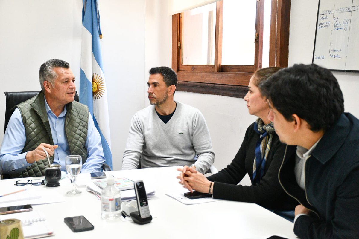 GustavoAnibalL1's tweet photo. ✝️Junto a los compañeros de la Secretaría de Turismo trabajamos en la impementación del proyecto de turismo religioso que propone un recorrido por circuitos y lugares atravesados por la fe popular, la arquitectura religiosa y la labor pastoral de los mártires riojanos https://t.co/127r9KzLVG