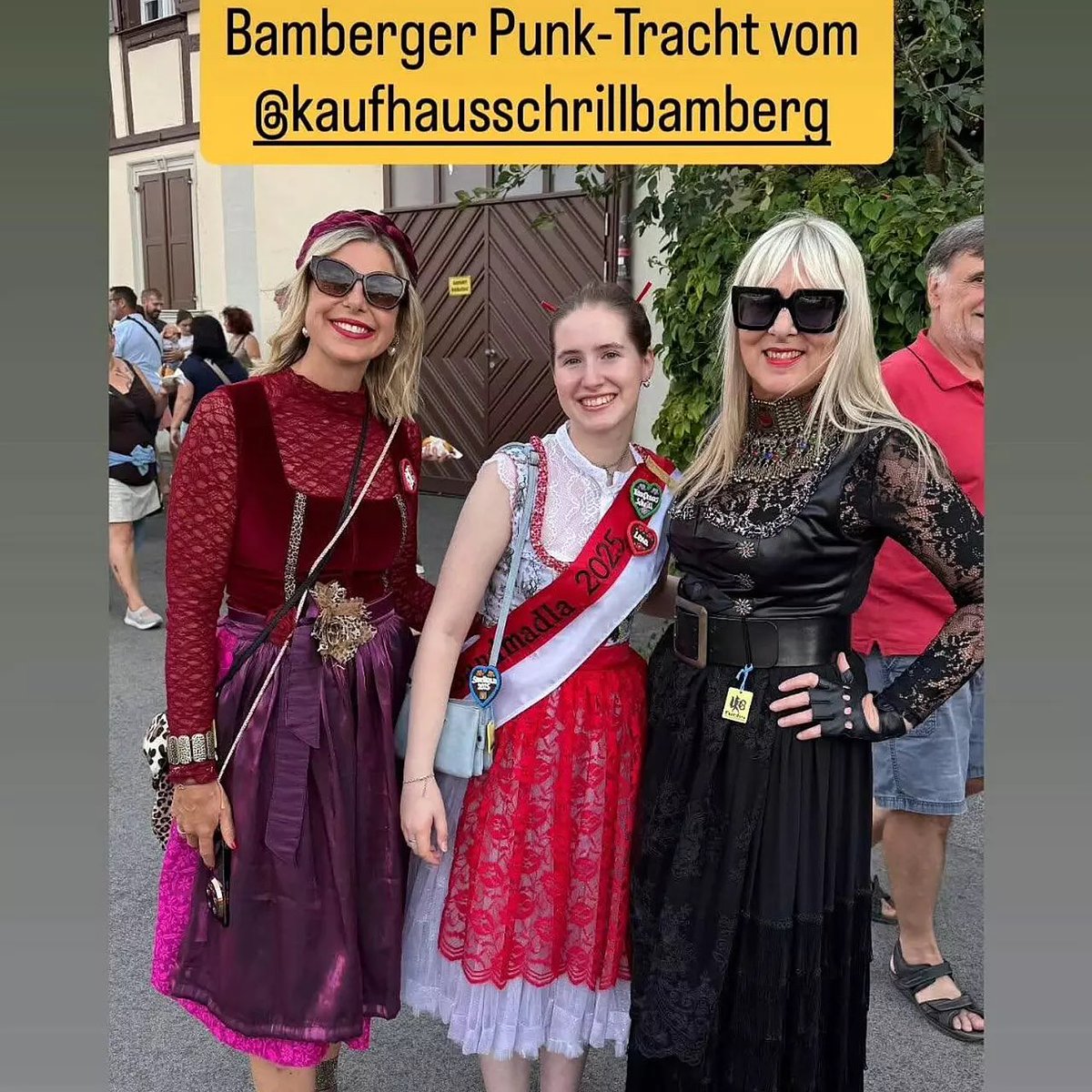 die_franken's tweet photo. "In Bamberg braucht es keine oberbayerische Tracht – wir sind Fränkinnen."
#Sandkerwa #Bamberg (Foto via @inFrankenSport 
https://t.co/OrwT82fzNy https://t.co/zSZdTpHII7