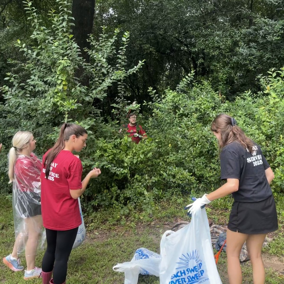 It was rainy &amp; the water was high, but that didn’t stop these first year USC law students from joining us for a creek cleanup! 🤙 Together we picked up several hundred pounds of trash from Smith Branch, including 120+ plastic food wrappers, couch cushions &amp; a space heater. 🍫🛋️♨️