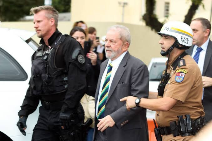 ArleteCaetana's tweet image. Só eu acho que a direita deveria adotar a estratégia de inundar a internet com imagens do julgamento de Lula, provas, áudios vazados e principalmente da sua prisão na época?

A Globo está tentando a 8 anos sujar a imagem de Bolsonaro. Vamos relembrar a população quem é Lula…