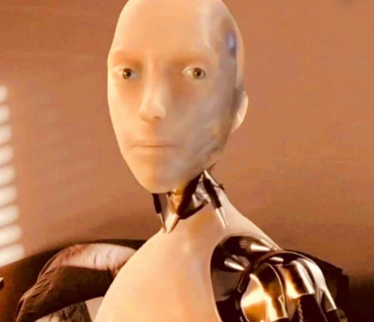 Mi cara cuando alguien ve videos a todo volumen.