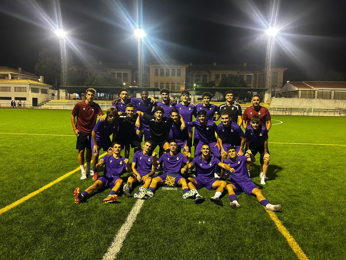 El Real Jaén B se adjudica el Trofeo Alcaldesa de Lopera tras golear al equipo local por cero a cuatro con tantos de David Martos, Zeidy, Jairo y Fran Amor ⚽️ 

Gran imagen y debut del cadete Juan María, de 14 años, en el que era el primer partido de la pretemporada para el