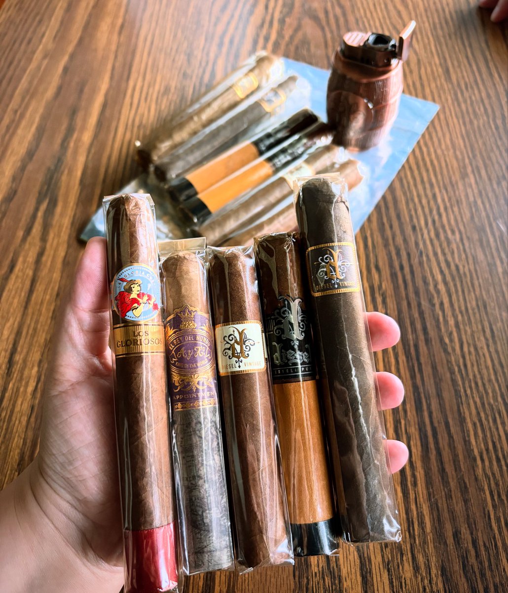 SophiaM41298966's tweet photo. Thank you Austin for the #cigars
#lagloriacubana #elreydelmundo #diesel
#cigaroftheday #elcidscigarshop #elcidscigarlounge #elcidstobacco #elcidscigars #elcids #sophiassmokes #cigarboss #cigarwomen #cigaraddict #cigaraddiction #cigarsandwhiskey #cigarsandcoffee #cigarsandbourbon https://t.co/Dnj553qUnN
