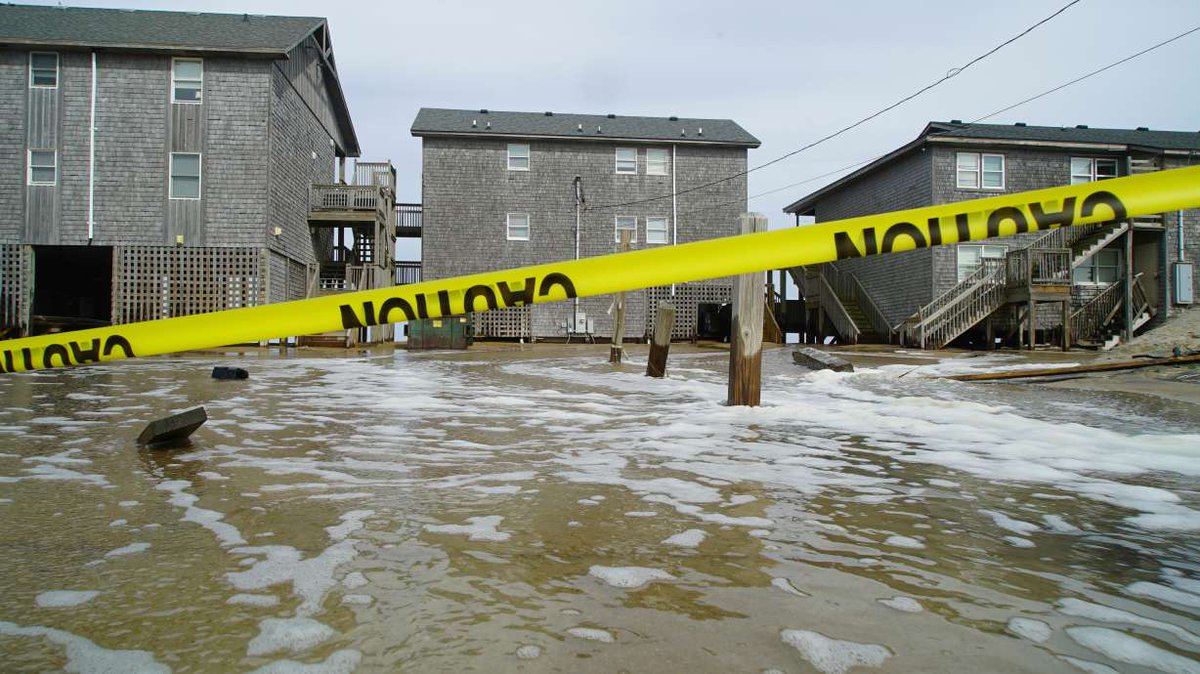 XMetaTrooperX's tweet photo. UPDATE: Hurricane Erin lashes Nova Scotia with large waves after hitting the US East Coast with 90mph winds. 

Beaches ripped apart, streets flooded, homes ruined from the Outer Banks to New Jersey. Search and rescue still in effect.  #HurricaneErin #AmericaFirst #EastCoastStorm https://t.co/XWDj4ku86A