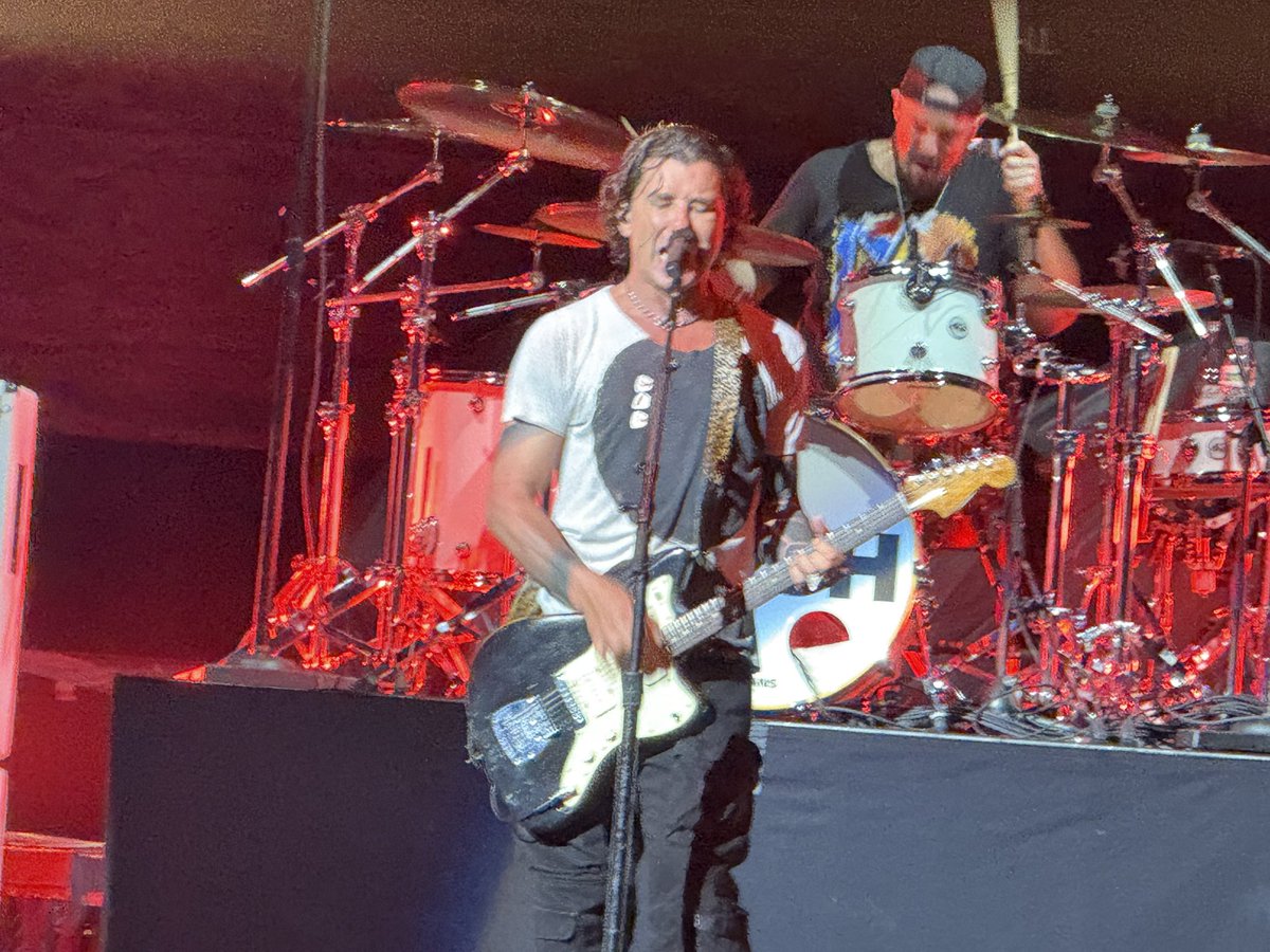 shewitt1978's tweet photo. @GavinRossdale 
Lovely crossing paths with you again. Awesome show last night in Raleigh!
Always keep jamming 🎸🔥 https://t.co/7S54m2oP53