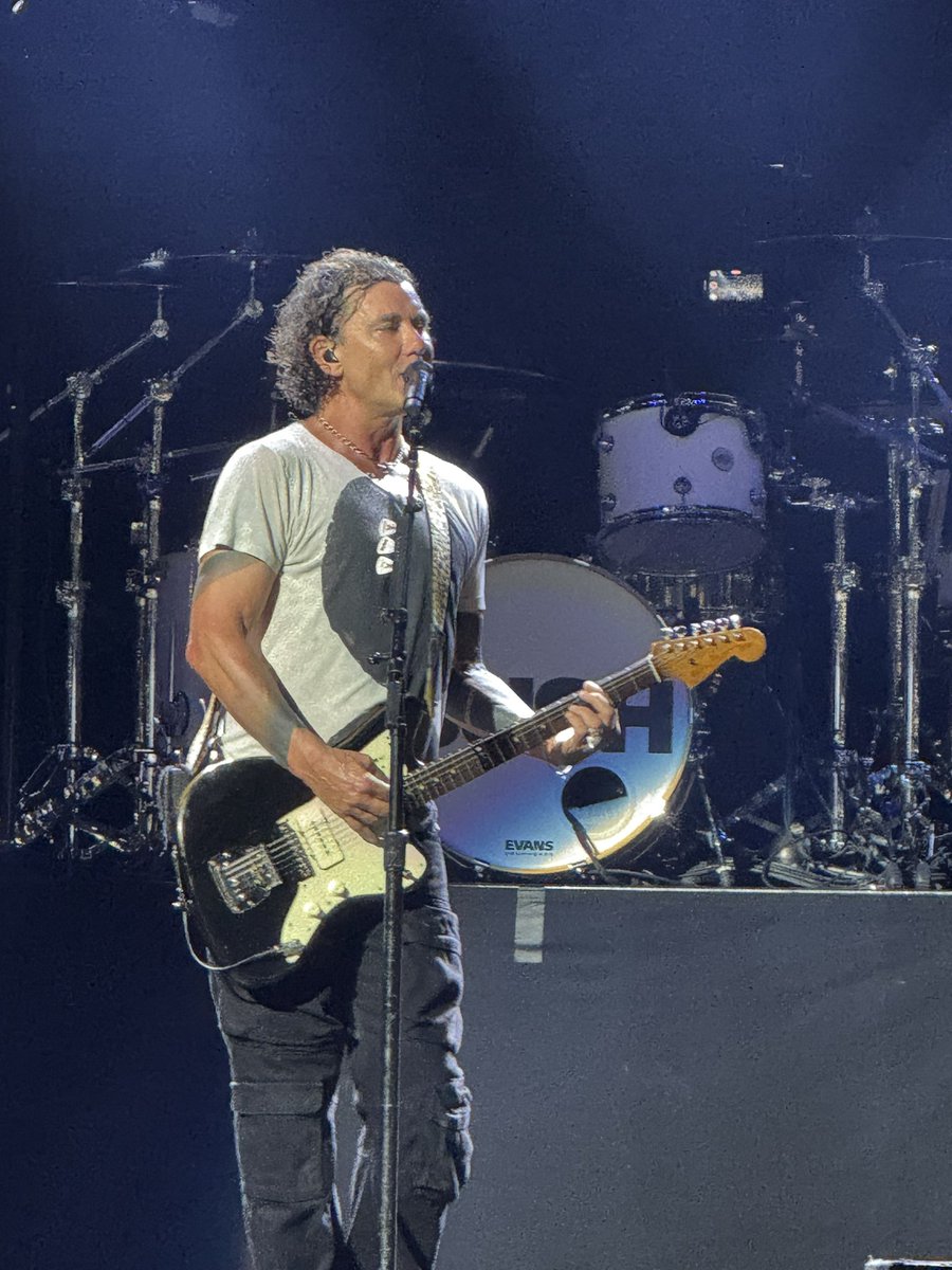 shewitt1978's tweet photo. @GavinRossdale 
Lovely crossing paths with you again. Awesome show last night in Raleigh!
Always keep jamming 🎸🔥 https://t.co/7S54m2oP53