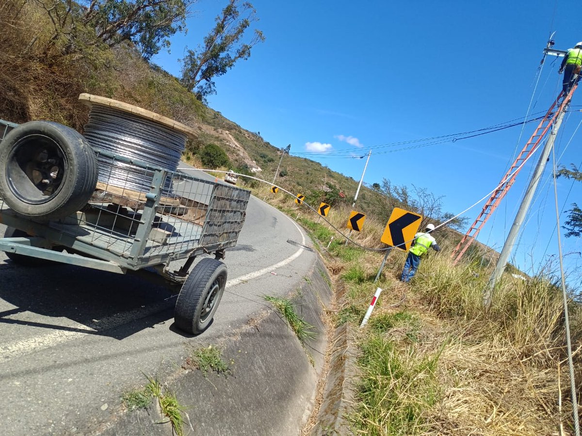 🔴📍Trabajos emergentes | Paltas

Frente a las afectaciones ocasionadas por el invierno, nuestro personal trabaja en el alimentador Velacruz (Paltas), recuperando la infraestructura dañada y asegurando la calidad en la prestación del servicio eléctrico.

#LaEnergíaSomosTodos