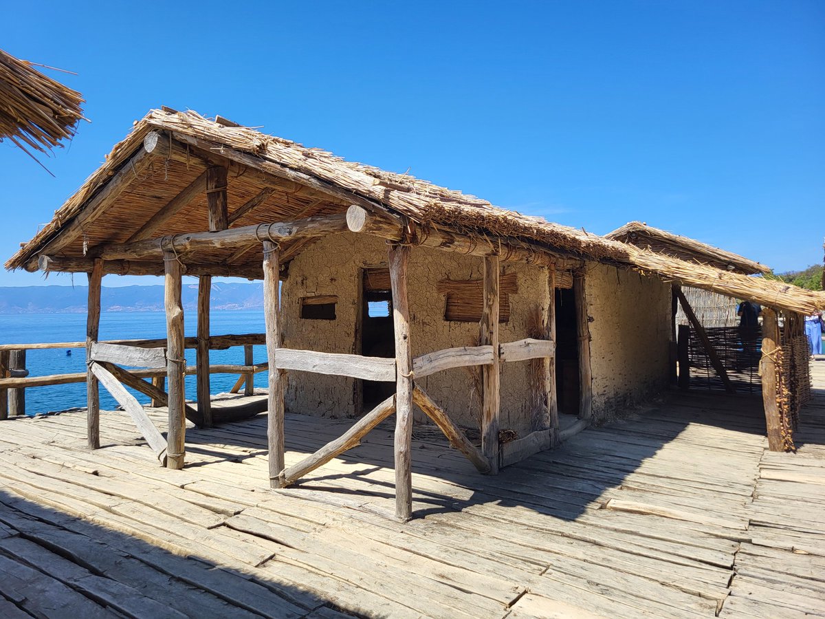 jrdprincipal's tweet photo. El palafit de #bayofbones #museumonwater #lakeohrid #northernmacedonia és impressionant! Malgrat les llicències de la reconstrucció, és ideal per entendre com eren els hàbitats lacustres del neolític-edat del bronze. Un petita joia que cal veure, en un entorn encara privilegiat! https://t.co/IYxnPNaX0P