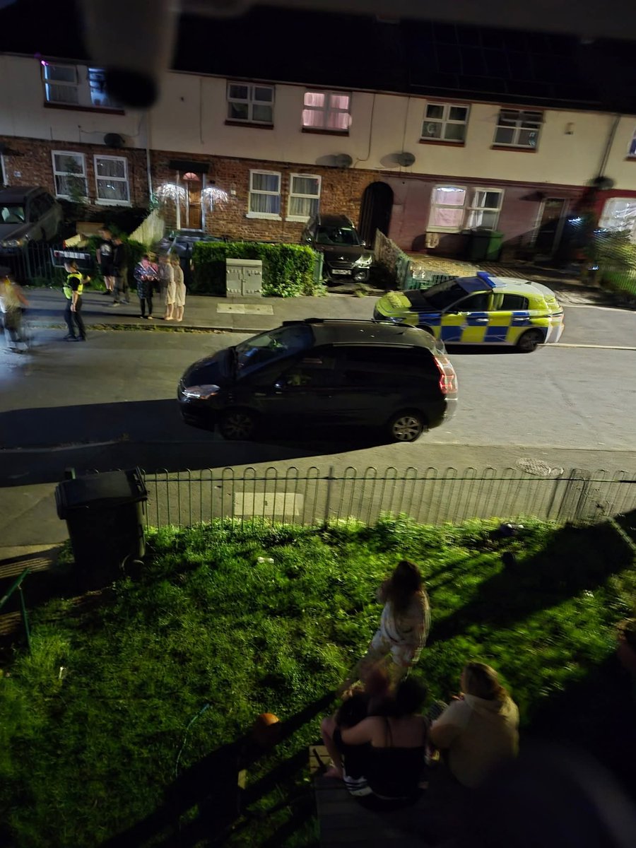 🤍𝕁𝕆🤍 (@jomickane) on Twitter photo An incident yesterday in Tang Hal, York. A child was confronted by an Amazon delivery driver for putting up flags. A few hours later men turned up with weapons. Then the police... An incident yesterday in Tang Hal, York. A child was confronted by an Amazon delivery driver for putting up flags. A few hours later men turned up with weapons. Then the police...